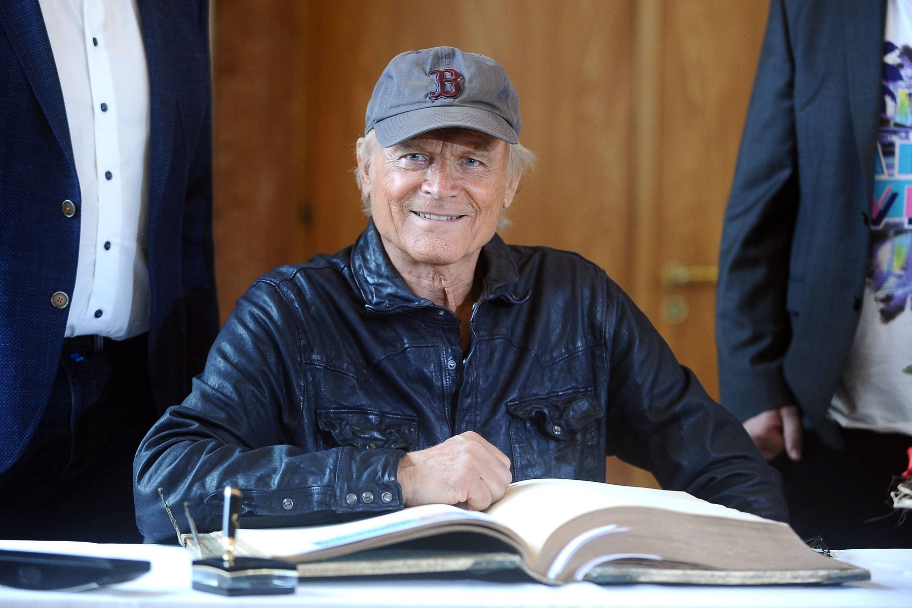 Mégis mi történt Terence Hill-lel? Döbbenetes fotó került elő a legendáról, szemüvegben és borostásan áll a rajongók előtt