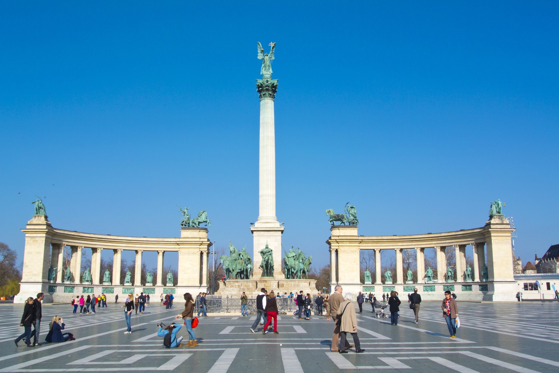 A Hősök terére beszélt meg találkozót egy Facebook-os adás-vétel miatt, mikor megérkezett a helyszínre már rendőrt akart hívni