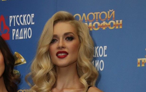 Herceg Erika megmutatta lélegzetelállító bájait, félmeztelenül pózolt a kameráknak