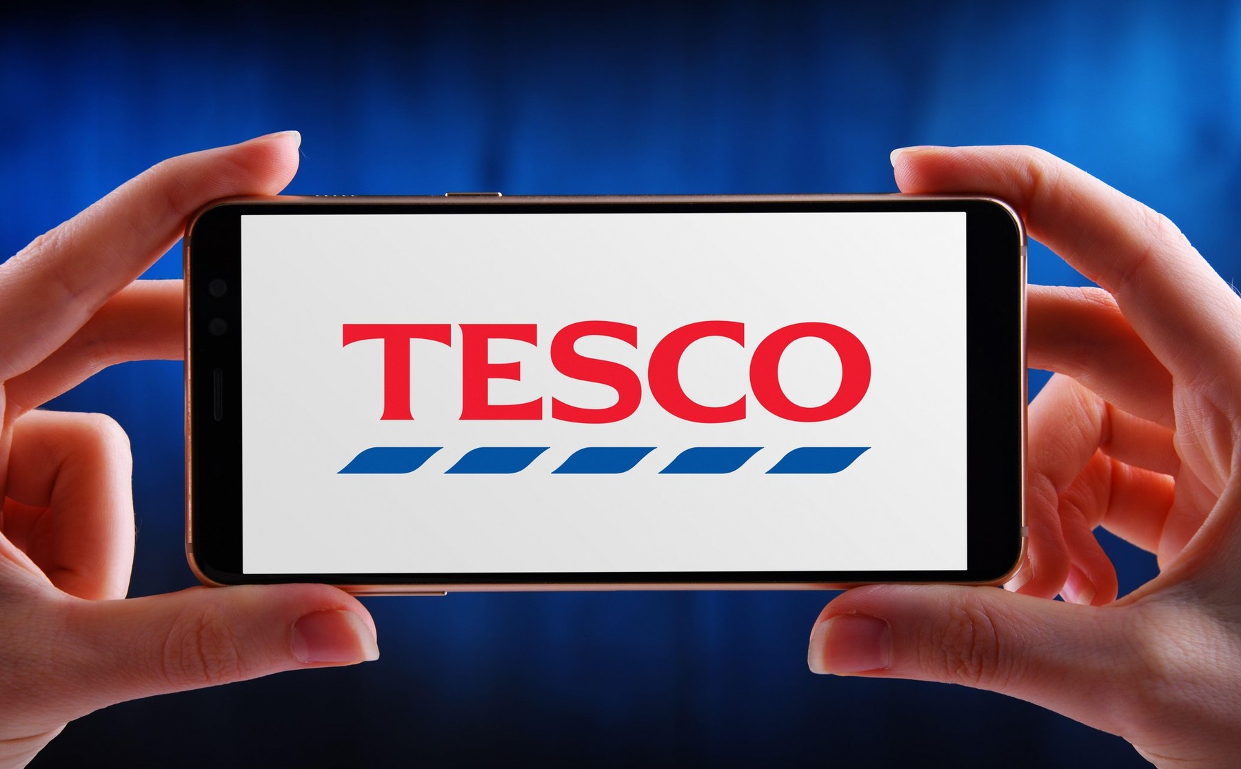 Botrány a Tesco-nál, kukacos csokit videóztak a tatabányai hipermarketben