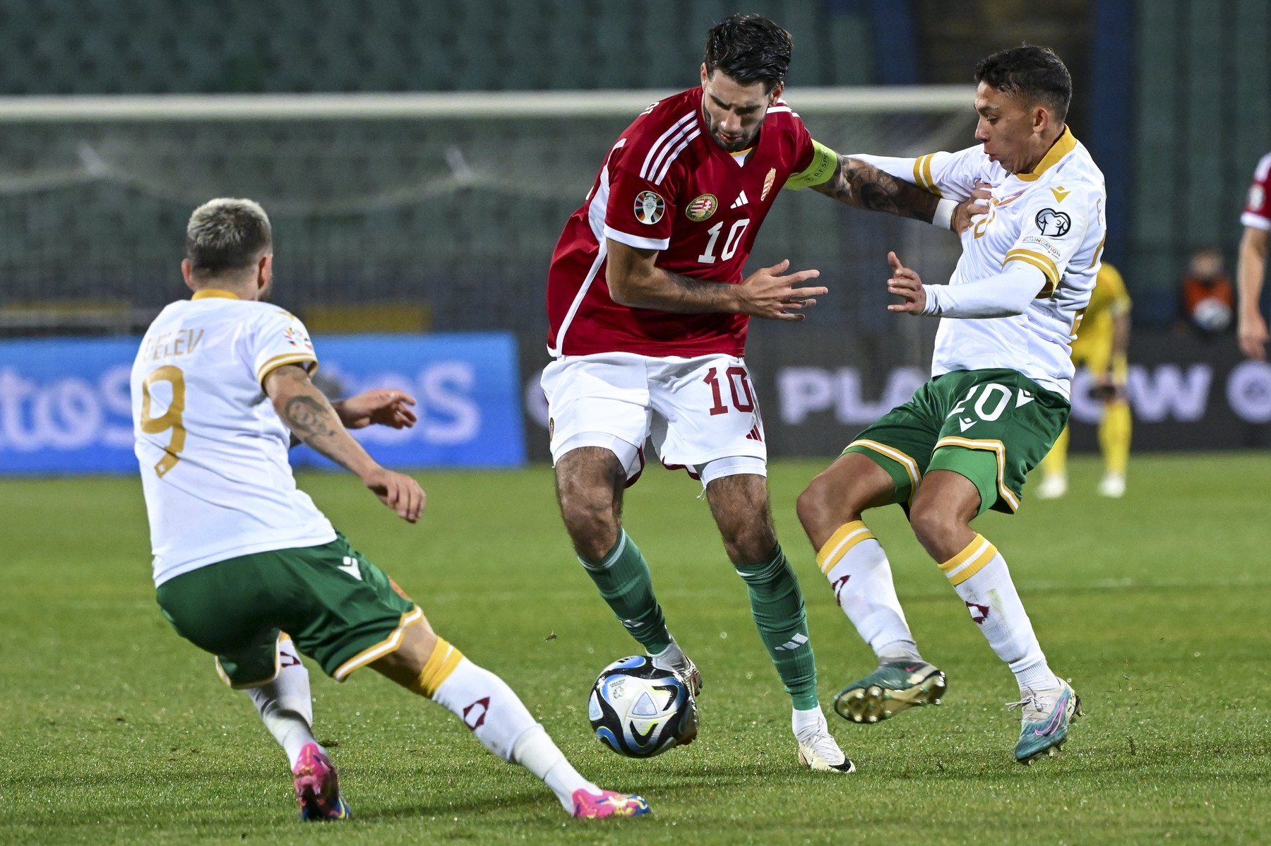 Döbbenetes dráma a bolgár-magyar meccsen a pályán, nem mindennapi mérkőzést játszott a két csapat, az utolsó utáni percben egyenlítettünk, és kijutottunk az Eb-re