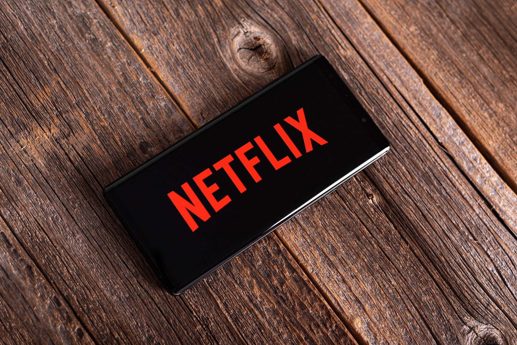 Teljesen kilátszott a Netflix műsorvezetőjének bugyija egy kínos pillanatban, de máshol is előszeretettel tette apró tangáját közszemlére: rengeteg videó készült