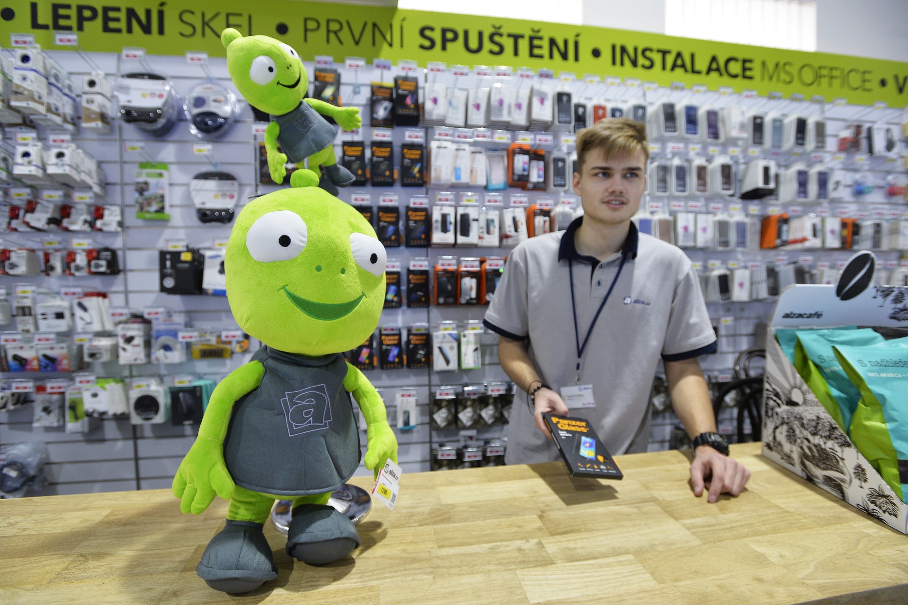 Lehull a lepel: így hívják az ALZA zöld űrlényét, akit minden nap láthatsz a tévében, kiderült az igazság