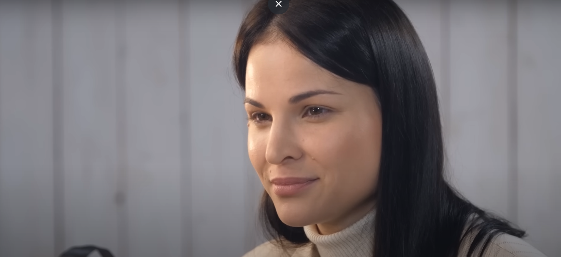 Nádai Anikó gigantikus keblei csuromnedvesen merednek az arcodba: egy apró ruha takarja a műsorvezetőnő tökéletes testét, de nem bír a dekoltázsával