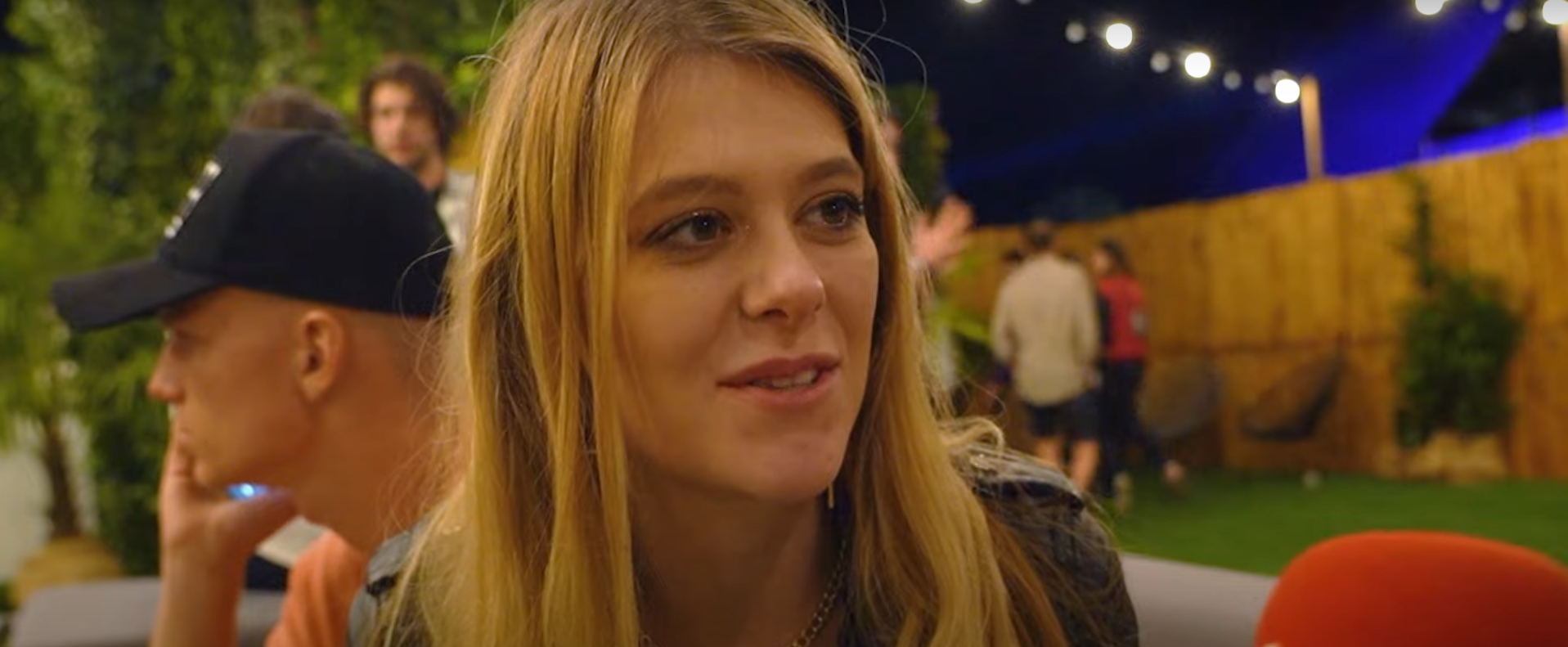 Schumacher Vanda hegyes mellbimbót villantott nem sokkal a gyilkosság után: hófehér ruhája mell tájékon szinte átlátszó, könnyű észrevenni mit kell nézni a képen