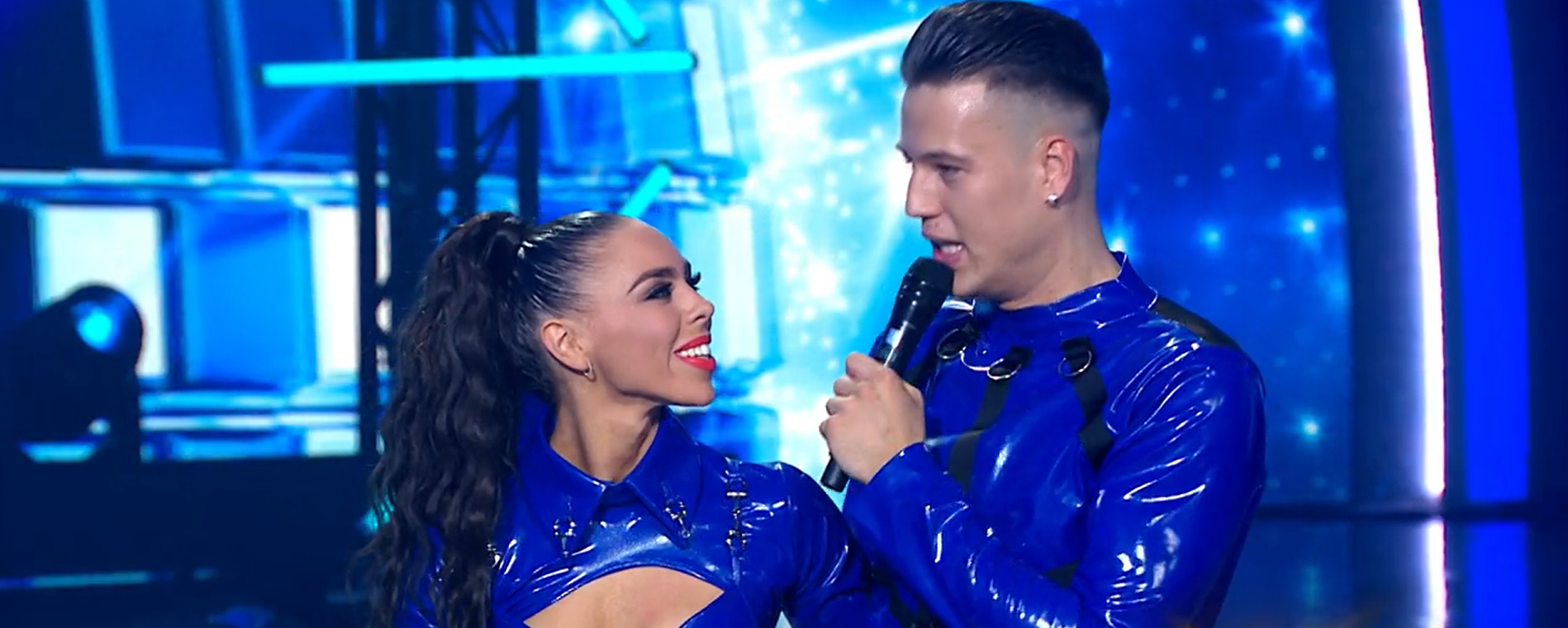 Lissák Laura teljesen szétnyitotta lábait, átlátszó ruhája pedig semmit sem bízott a fantáziára, mindezt a kamerák előtt