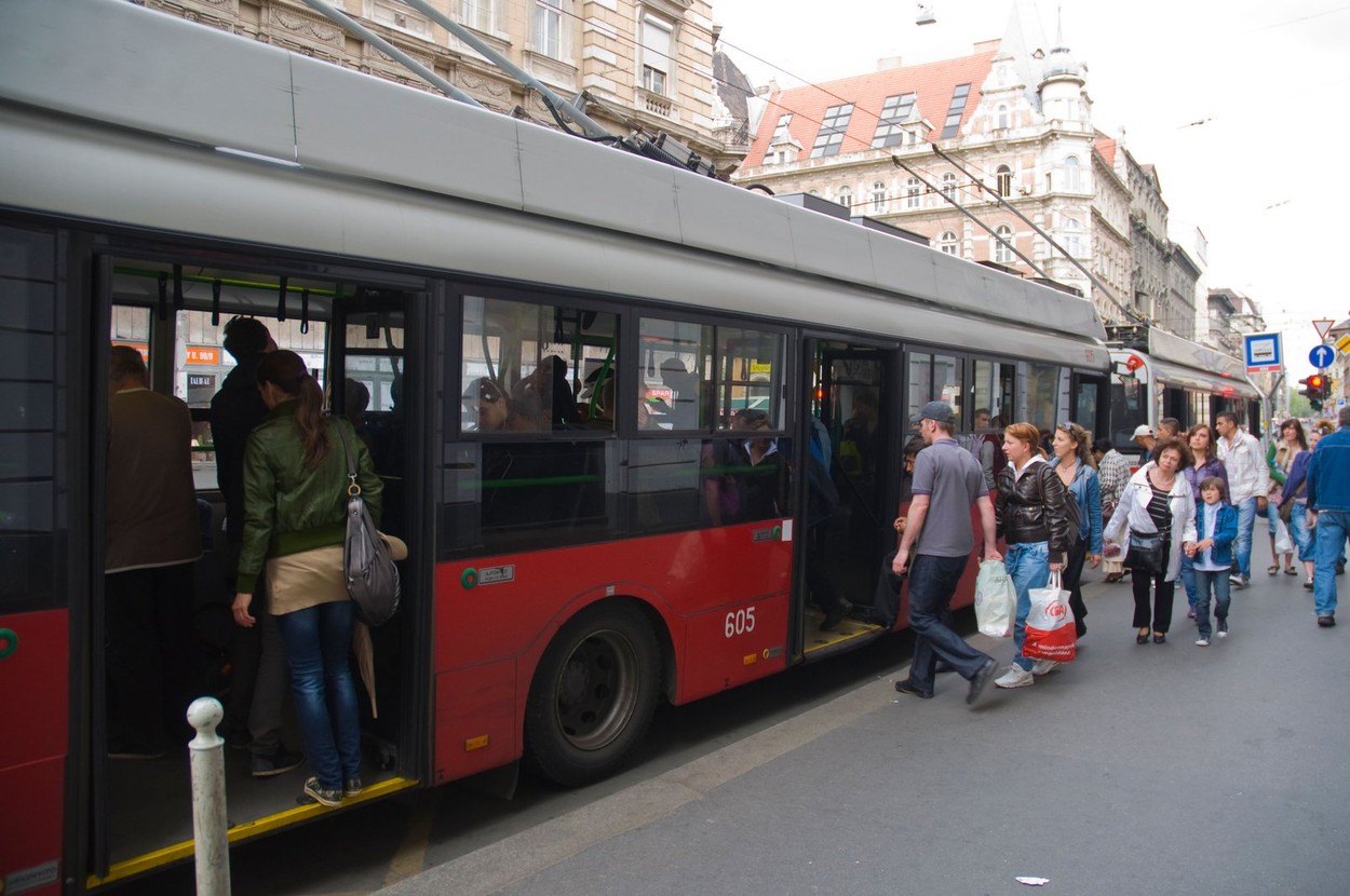 Többet nem kell fizetnünk a buszozásért? Váratlan bejelentés érkezett a tömegközlekedőknek a magyar városban