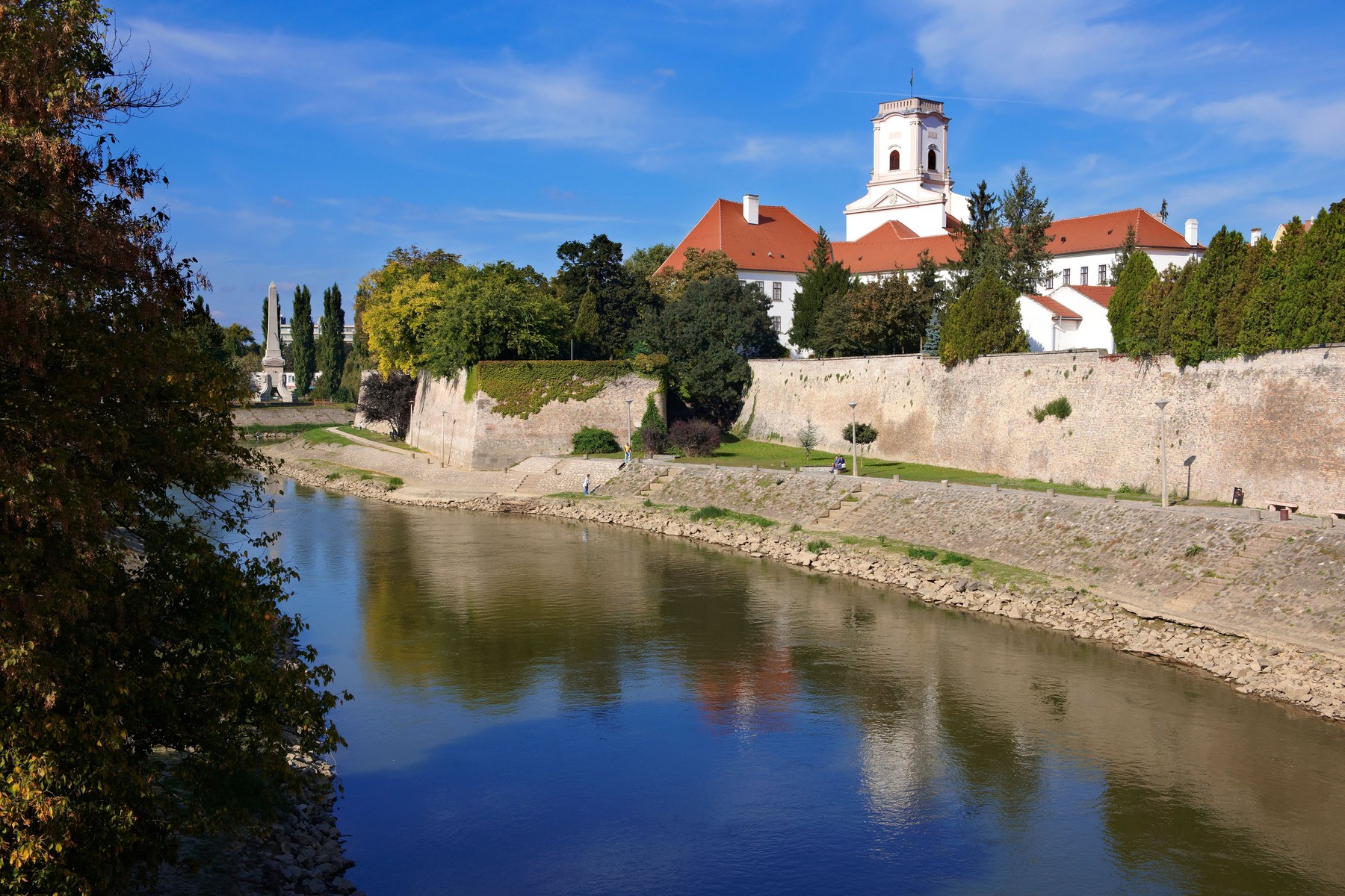 Brutális látvány egy magyar városban, Napóleon ágyúgolyója ma is ott van egy ház falába fúródva