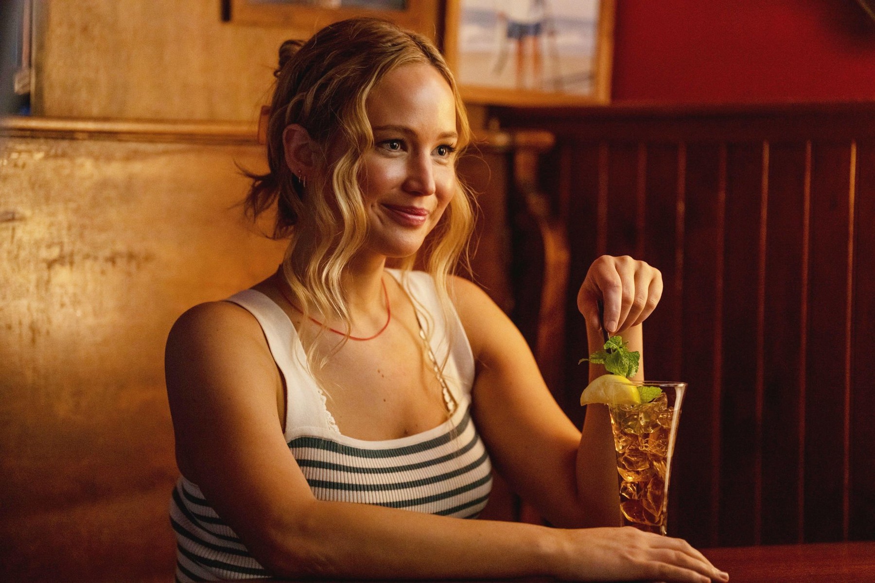 Jennifer Lawrence testéről élő adásban csúszott fel a szoknya, krízis a stúdióban