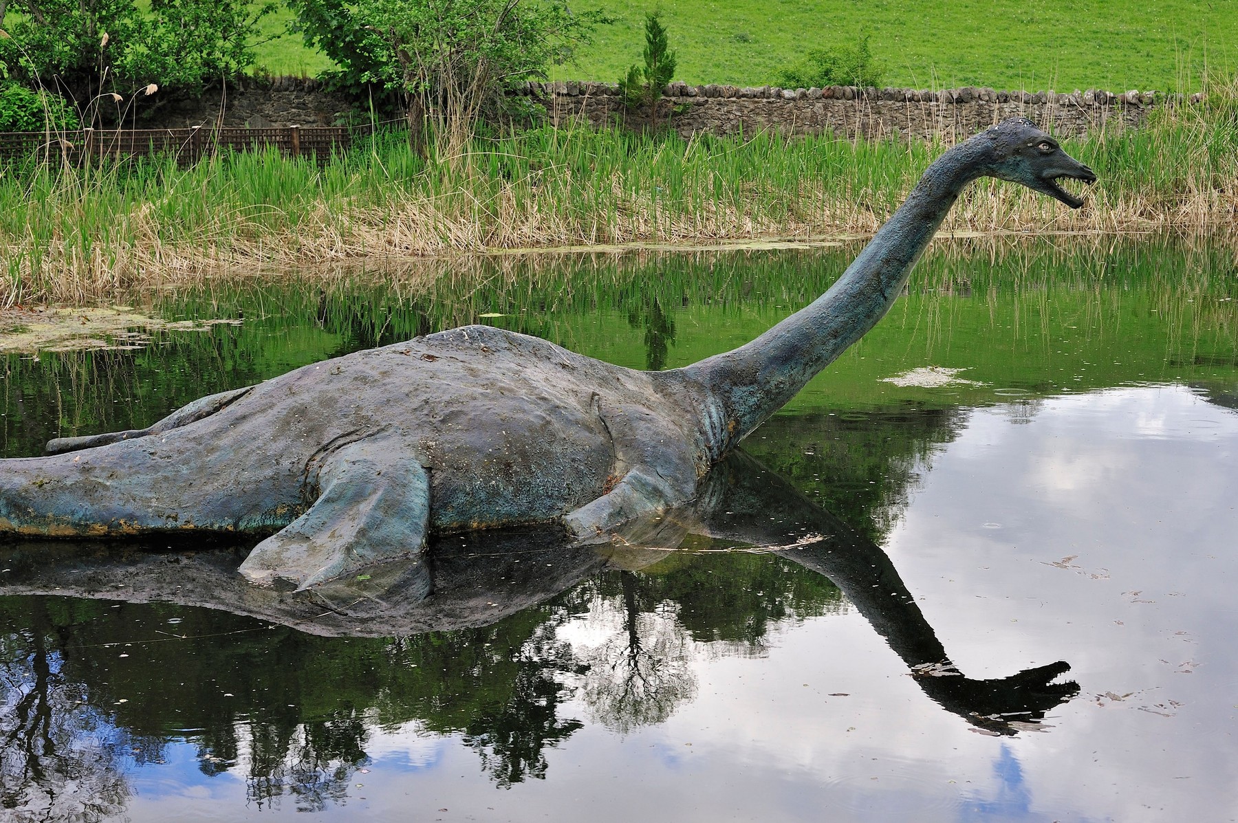 A Loch Ness-i szörny még sosem merészkedett emberekhez ilyen közel, ez az új felvétel teljesen letaglózó, ő lesz az új Godzilla?