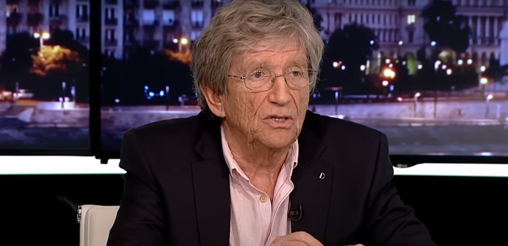 Kern András ezzel a több milliós csúcskocsival szabálytalankodik, igazi áramvonalas szépséggel parkol a sztárszínész