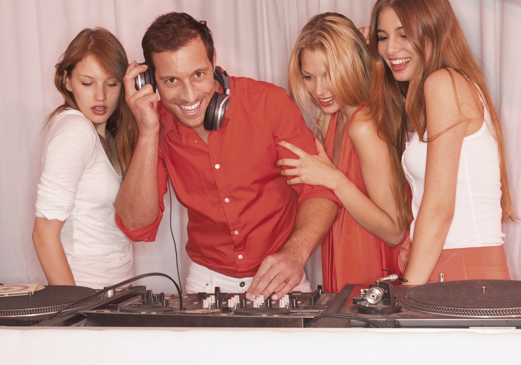 Az anyósommal csalom a feleségem, de a húga is a szeretőm: rettegek a közös karácsonytól, mindegyik engem akar majd