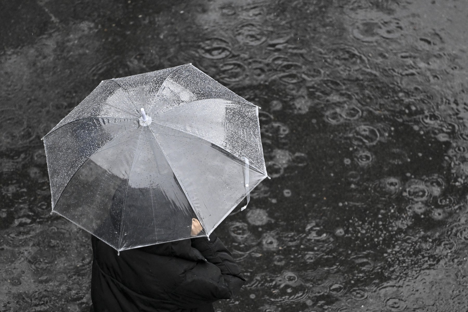 Országos riasztás, brutális zuhé jön, térképen mutatjuk a kiterjedt csapadékzónát
