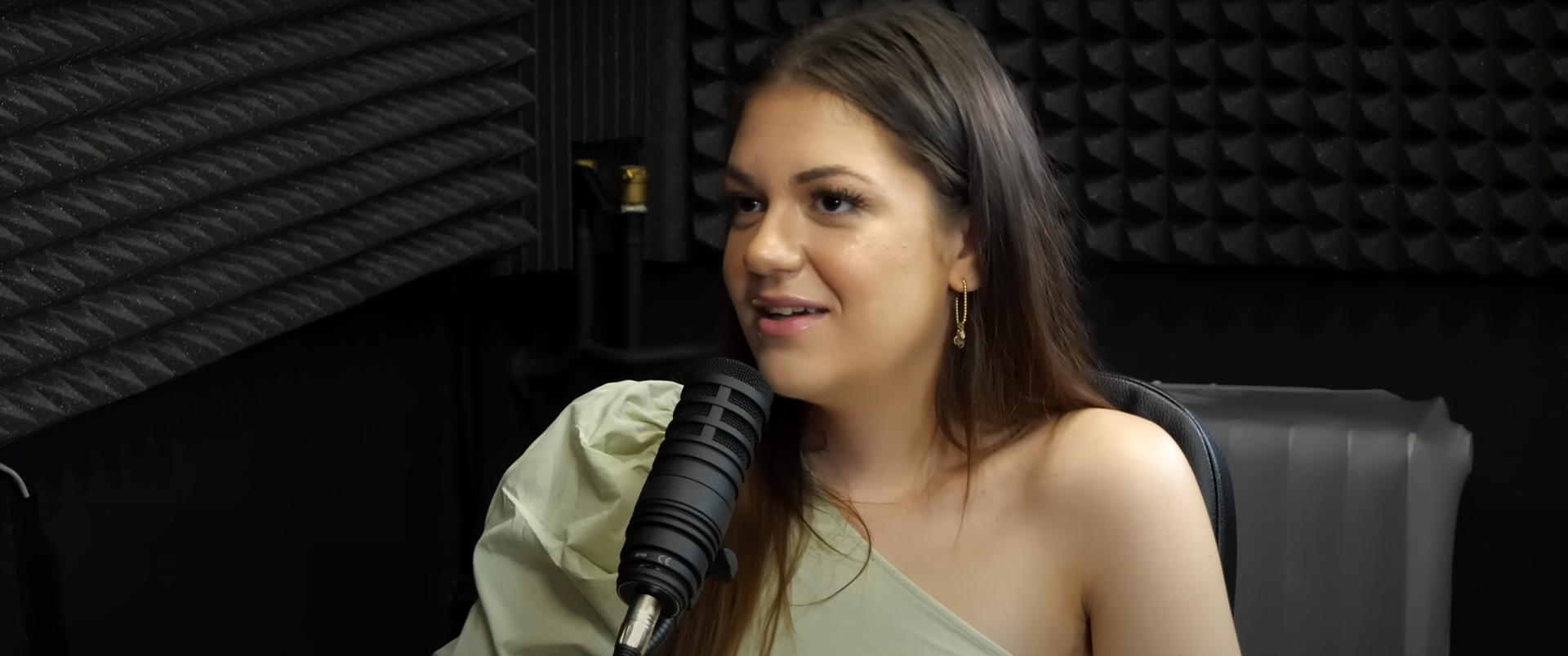 Gáspár Virág falatnyi bugyiban tolja az arcodba a melleit, tűhegyes bimbóit alig takarja el az aprócska melltartó