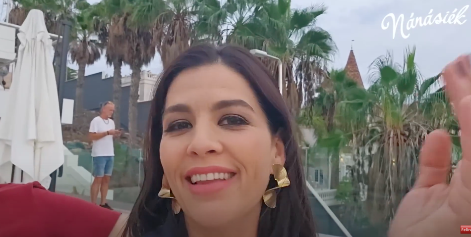 Ördög Nóra idomait csak a csipkés fehérneműje takarta el, ledobta a textilt a műsorvezető