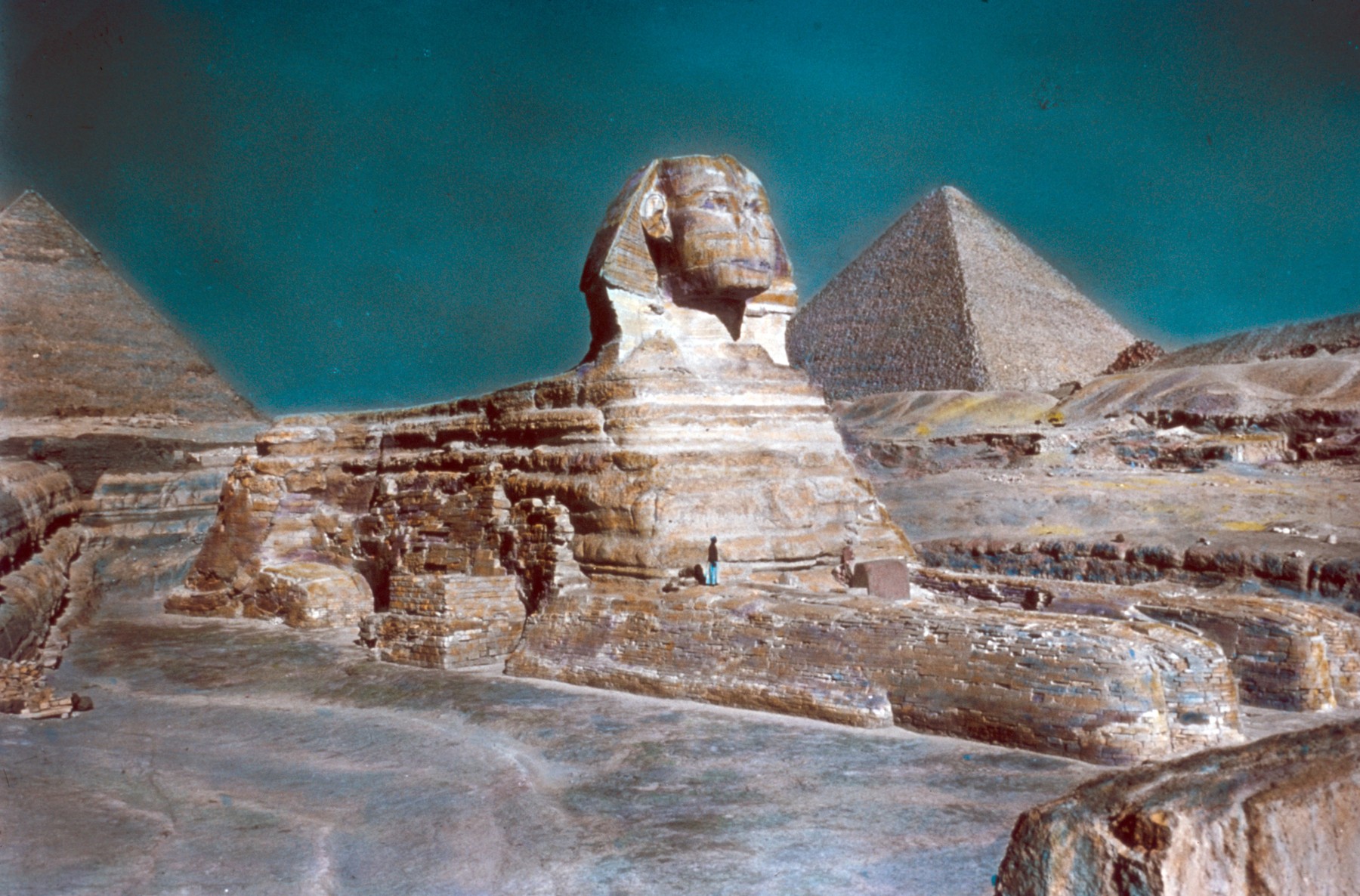 What did the head of the giant Sphinx in Egypt look like?  Shocking photos appeared on the Internet