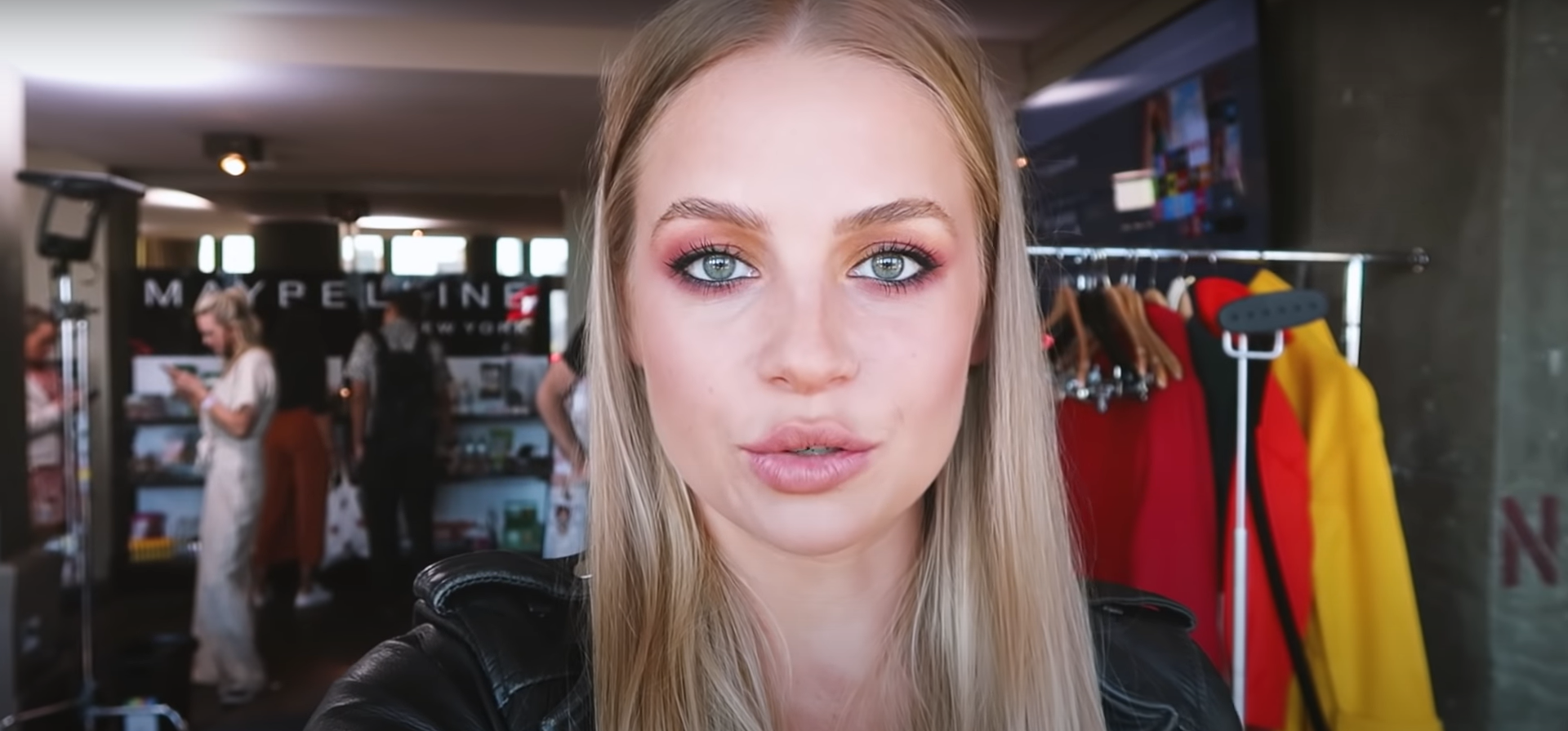 Iszak Eszti lábai között szétnyílt a köntös és felcsúszott, de majdnem felül is villantott a vadmacska műsorvezetőnő