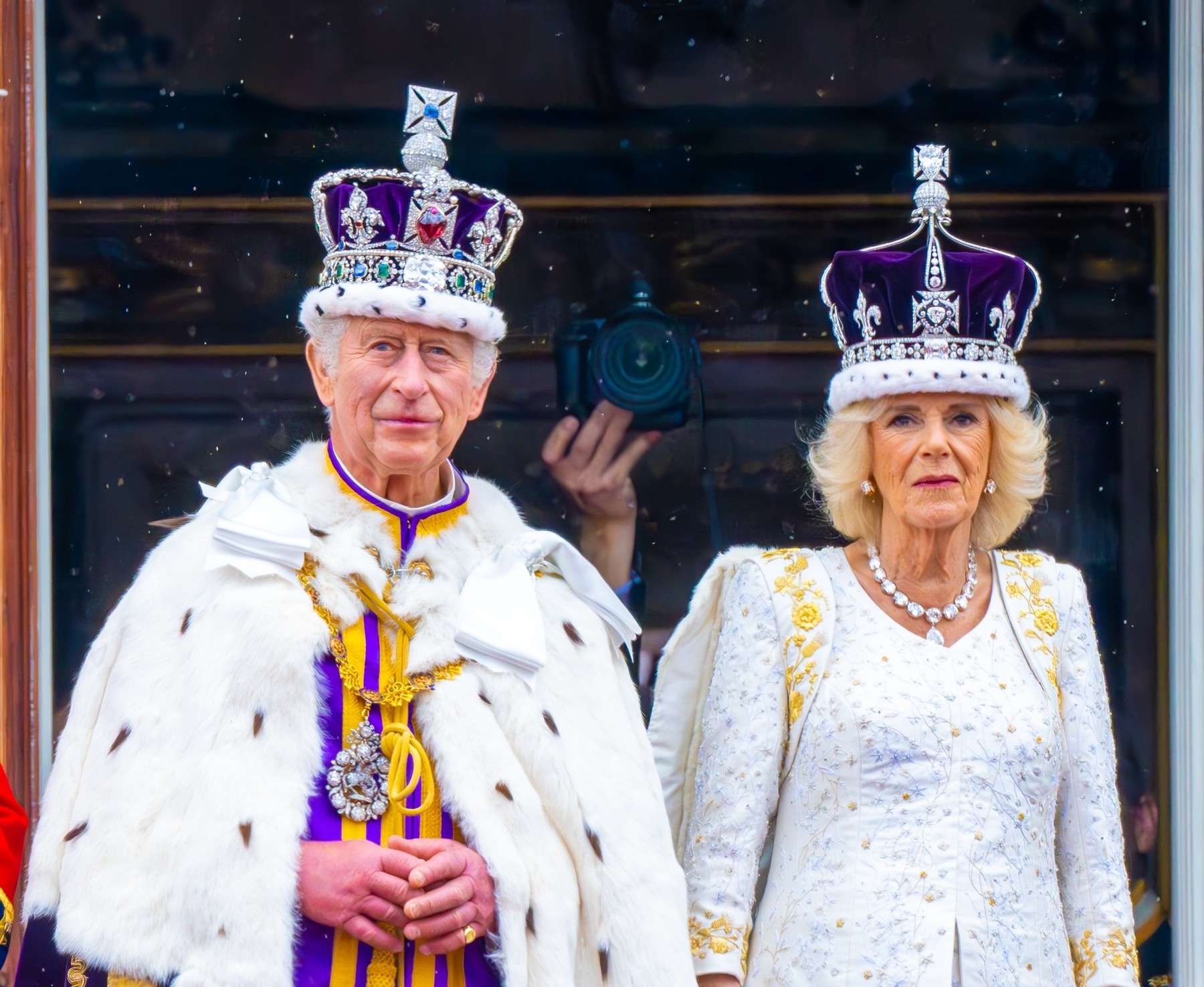 Felkavaró videó terjed III. Károlyról, üveggel vágták fejbe a sajtó előtt a mostani uralkodót még évtizedekkel ezelőtt