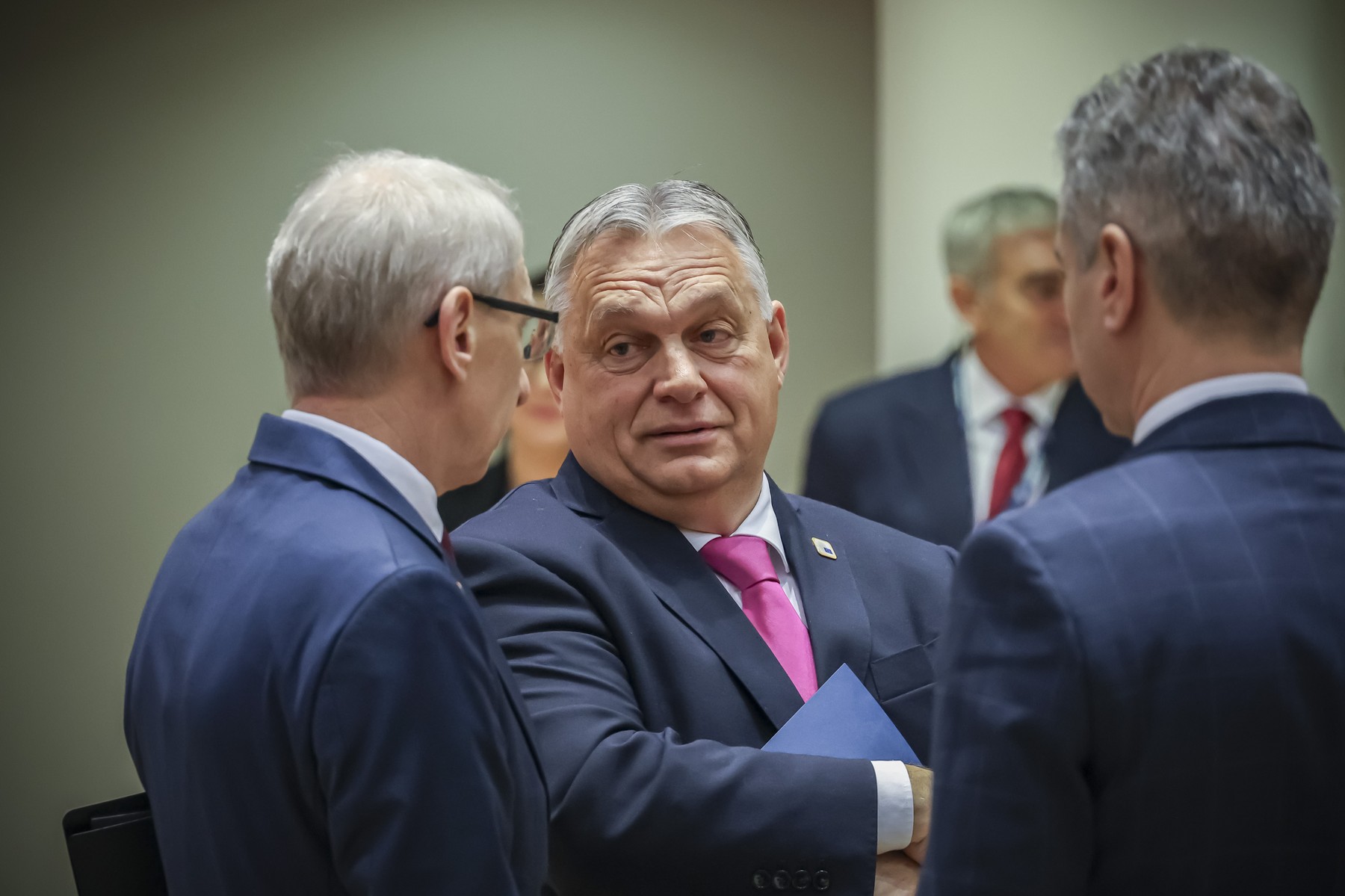 Csak egy ember van a pápán kívül, aki előtt Orbán Viktor hajlandó fejet hajtani, te is ismered?