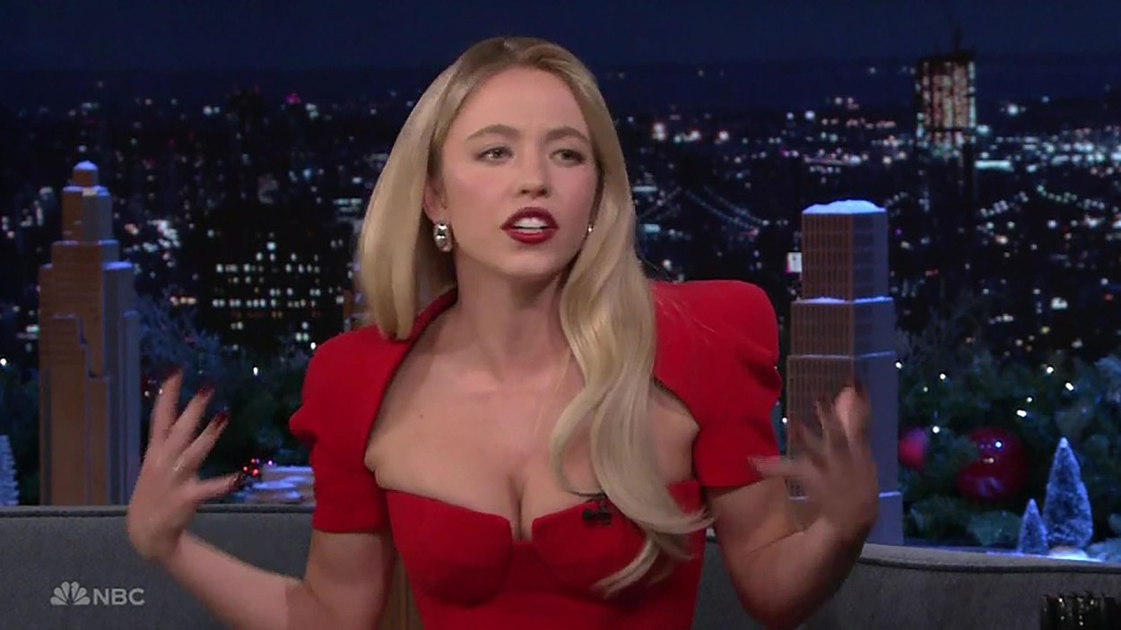 Sydney Sweeney most újra a szemünk elé tolja a melleit, de a bugyija is nagyon apró: felnőttfilmnek is beillene új filmje előzetese