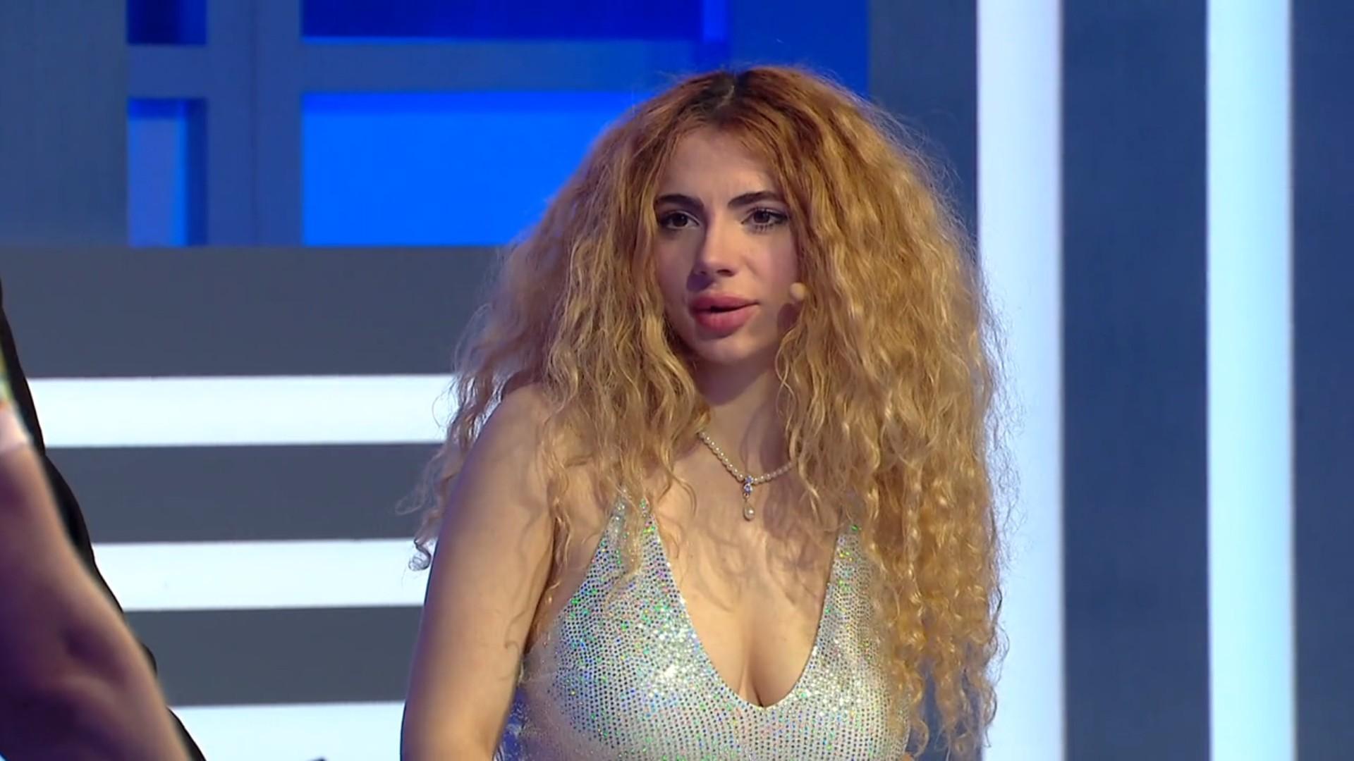 A színjeles Opitz Barbin kifogott egy 1. osztályos tananyag, aztán beolvasott az újságíróknak a lábtörlő kategóriás cikkek miatt