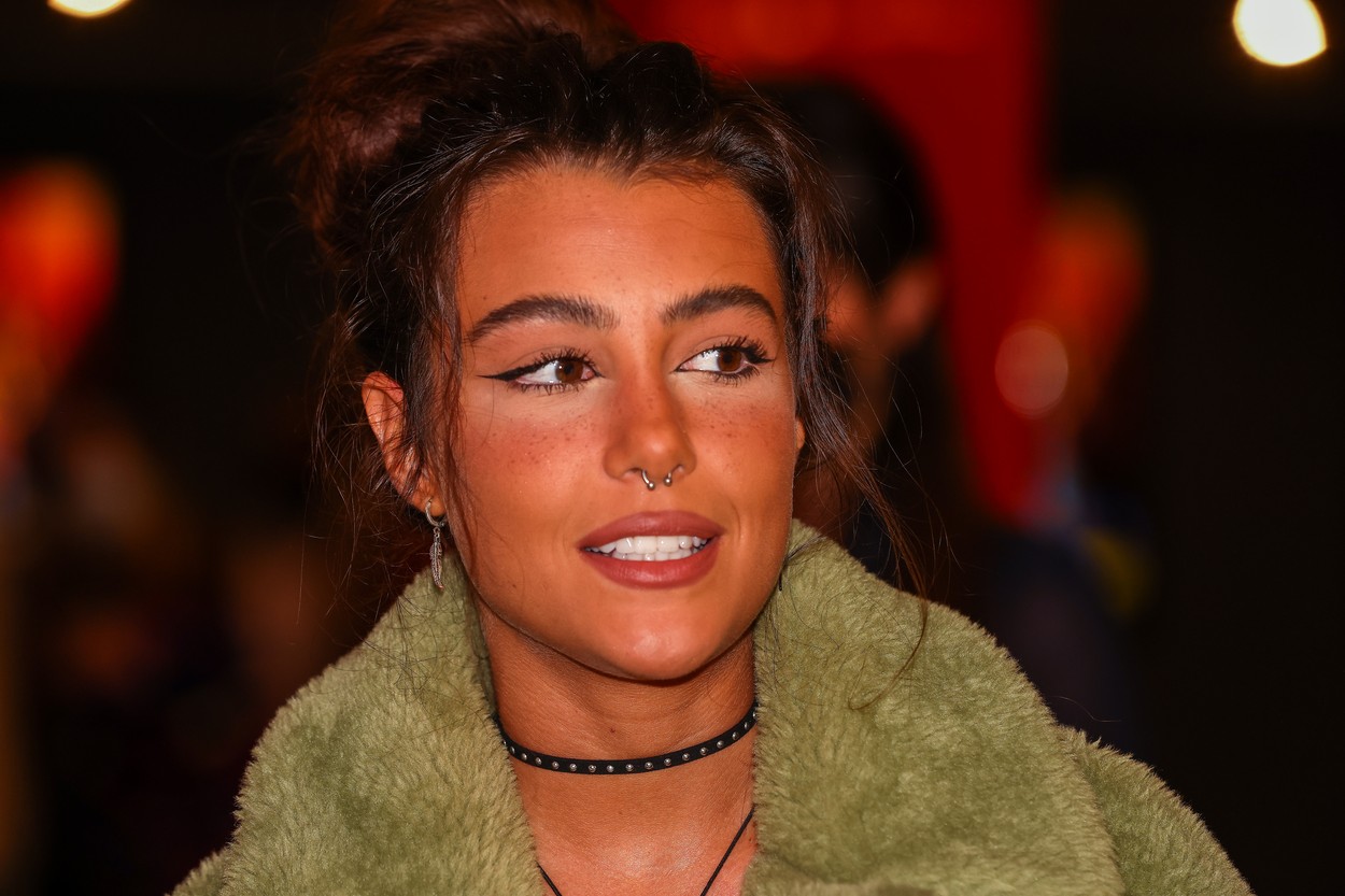 Tóth Andi brutális idomai hű társát is megbabonázták, falatnyi ruhában várja a karácsonyt a szexi énekesnő