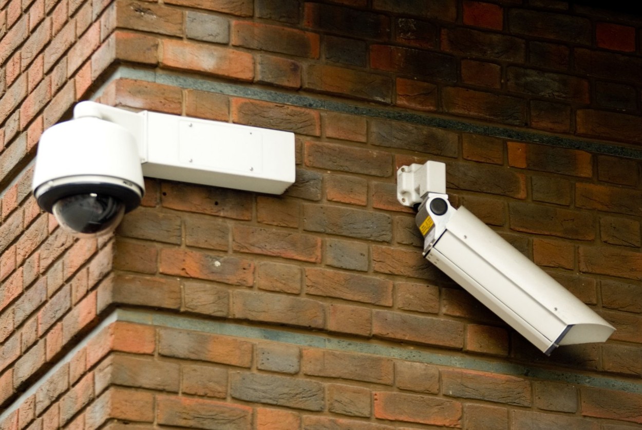 A rendőrség tehetetlen, a vármegyeszékhely boltjait tolvajbanda fosztogatja, elkeseredett biztonsági őr számolt be a módszereikről