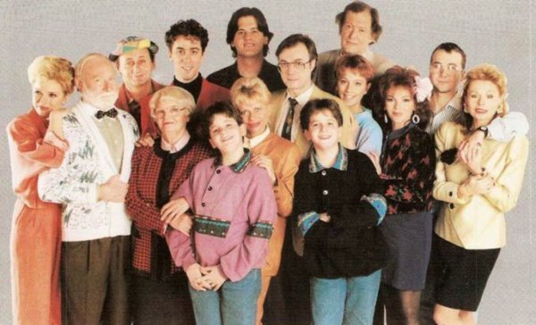A Família KFT teljes forgatókönyvét átírták egy véletlen találkozás miatt, soha nem hallott titkok derültek az ikonikus sorozatról