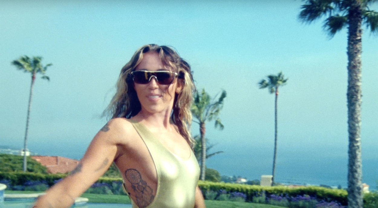 Miley Cyrus gyógyszere ismét elgurult, melltartóját közszemlére tette és bárki láthatta bájait