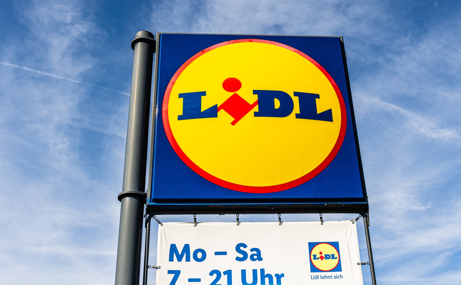 A Lidl-n röhögnek országszerte, az Aldi úgy megfricskázta őket karácsony előtt, hogy vastapssal jutalmazták a vásárlók