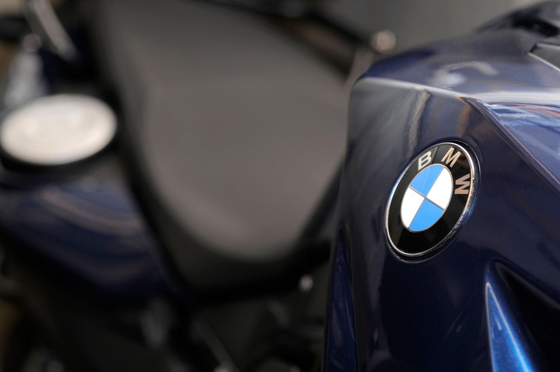 Ez kellett az ünnepekre? Ennek a BMW-snek semmi sem szent, a karácsonyi égők is kialszanak a vérlázító manőverétől