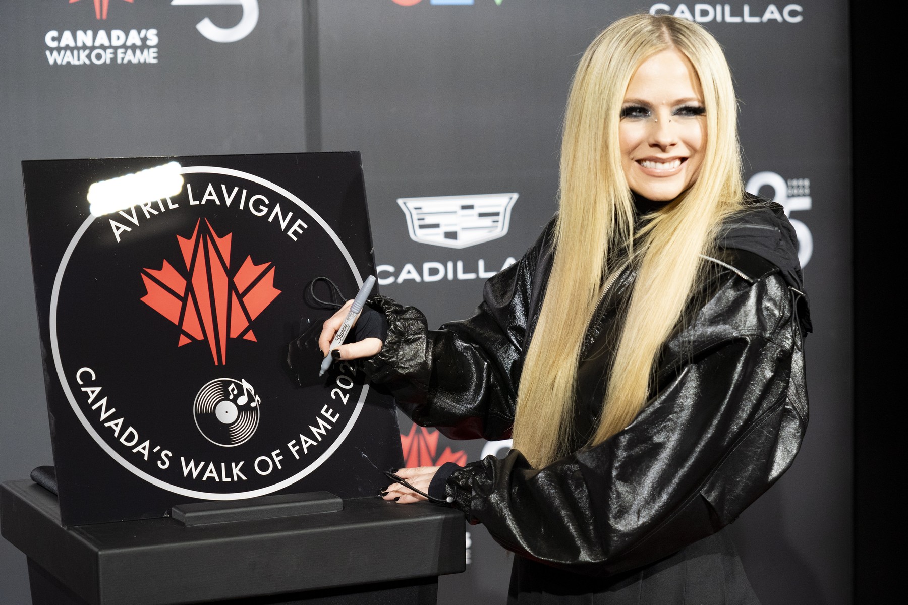 Avril Lavigne kerek feneke édenkertbe illően izgató látvány, ha megnyitod tudni fogod mit kell nézned a képen mert nagyon feltűnő