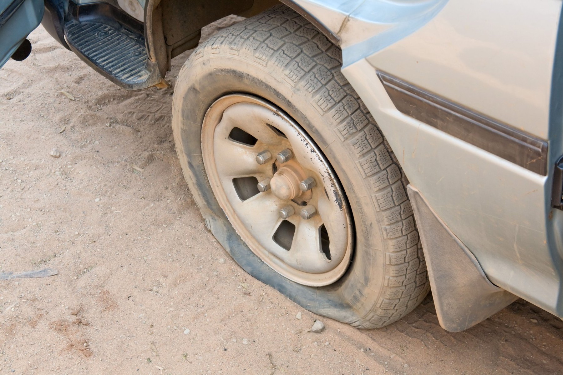 Újabb karácsonyi hiéna kurtította meg egy család tárcáját: 90 ezres gumicserével értek le a nagymamához