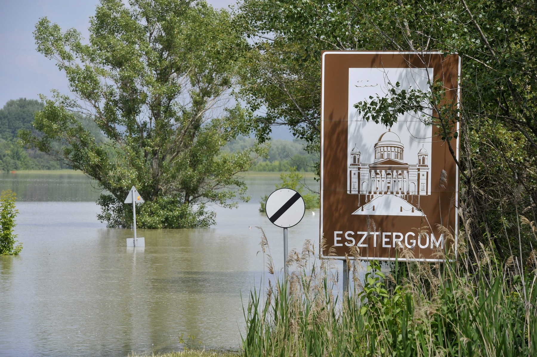 Kiöntött a Duna, sokkoló felvétel az elárasztott Esztergomról, Győr is víz alatt van