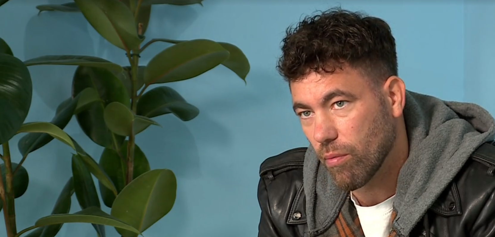 Krausz Gábor itt fogadja a hölgy vendégeit? Igazi luxuskörnyezetben lakik, de itthoni legénylakásáról is előkerült egy sosem látott felvétel