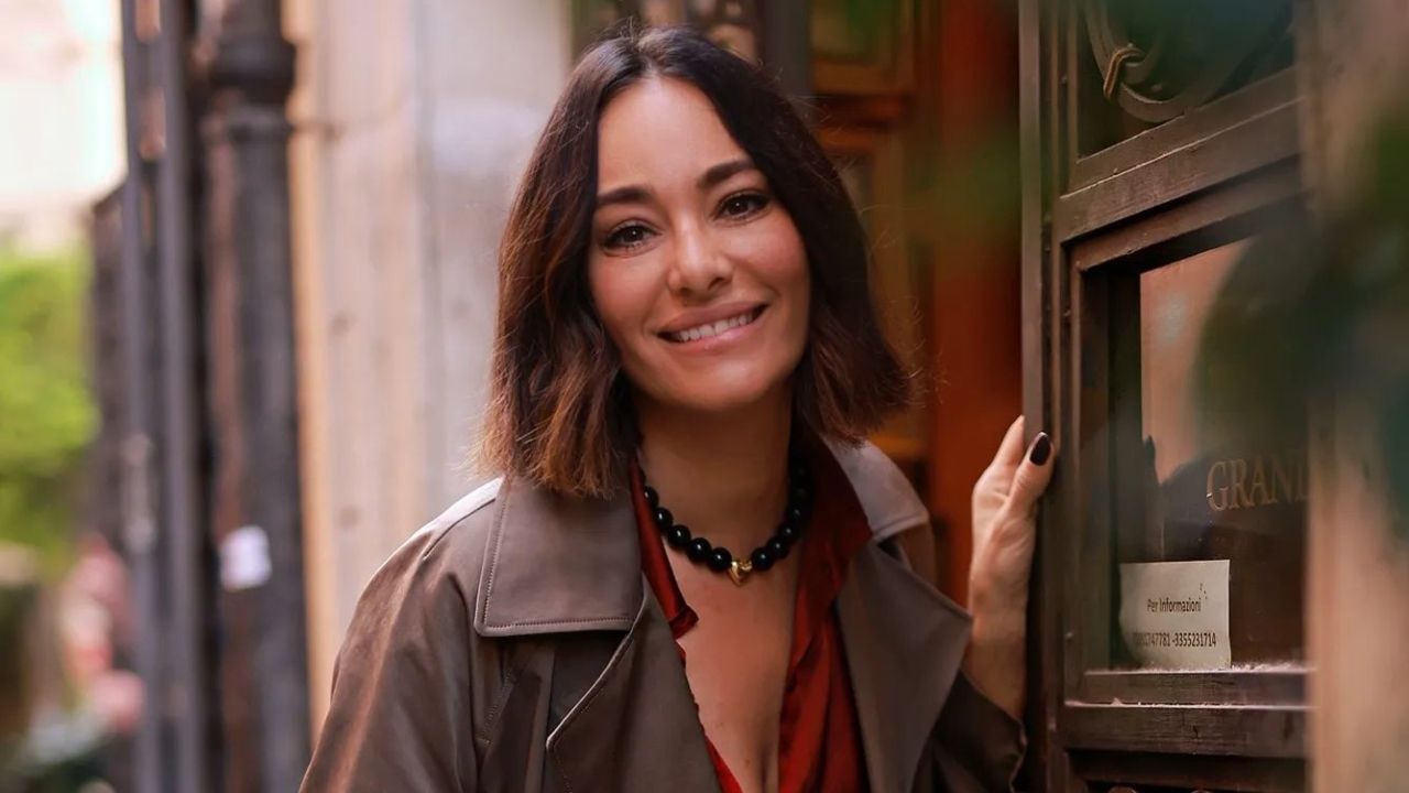 Görög Zita popsiját a kamerába nyomva filozofál, csodás testének egyetlen pontja azonban minden figyelmünket elvonja a mondanivalójáról