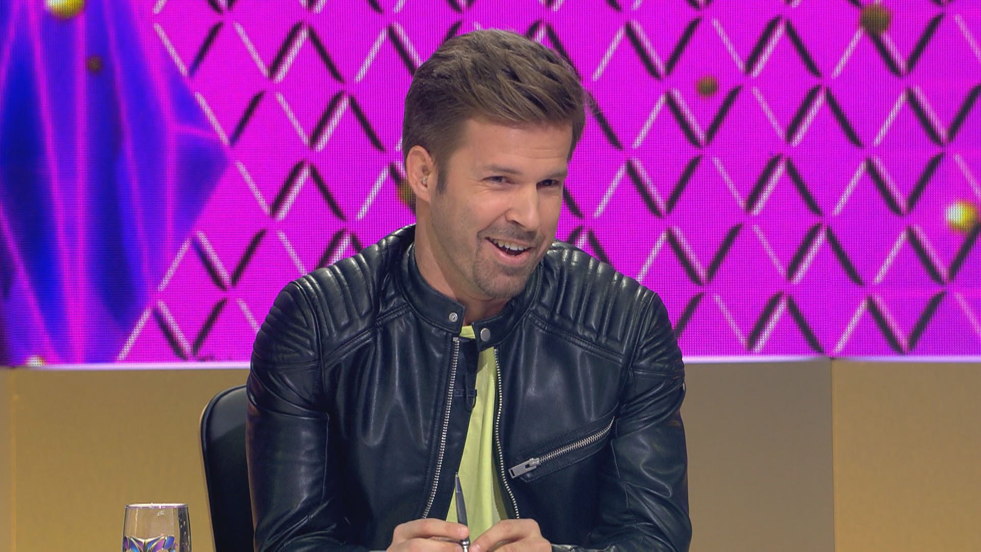 Pimaszul sármos Sebestyén Balázs 15 éves kamaszfia, a műsorvezető büszkén mutatta meg a ritkán látható Benettet