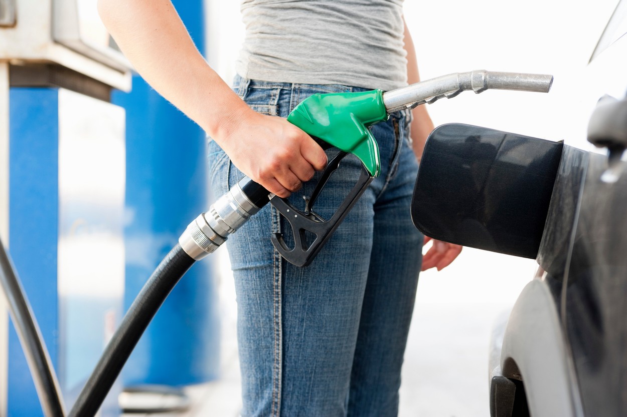 Újra megváltoznak az üzemanyagárak: péntektől bosszantó áron tankolhatnak az autósok