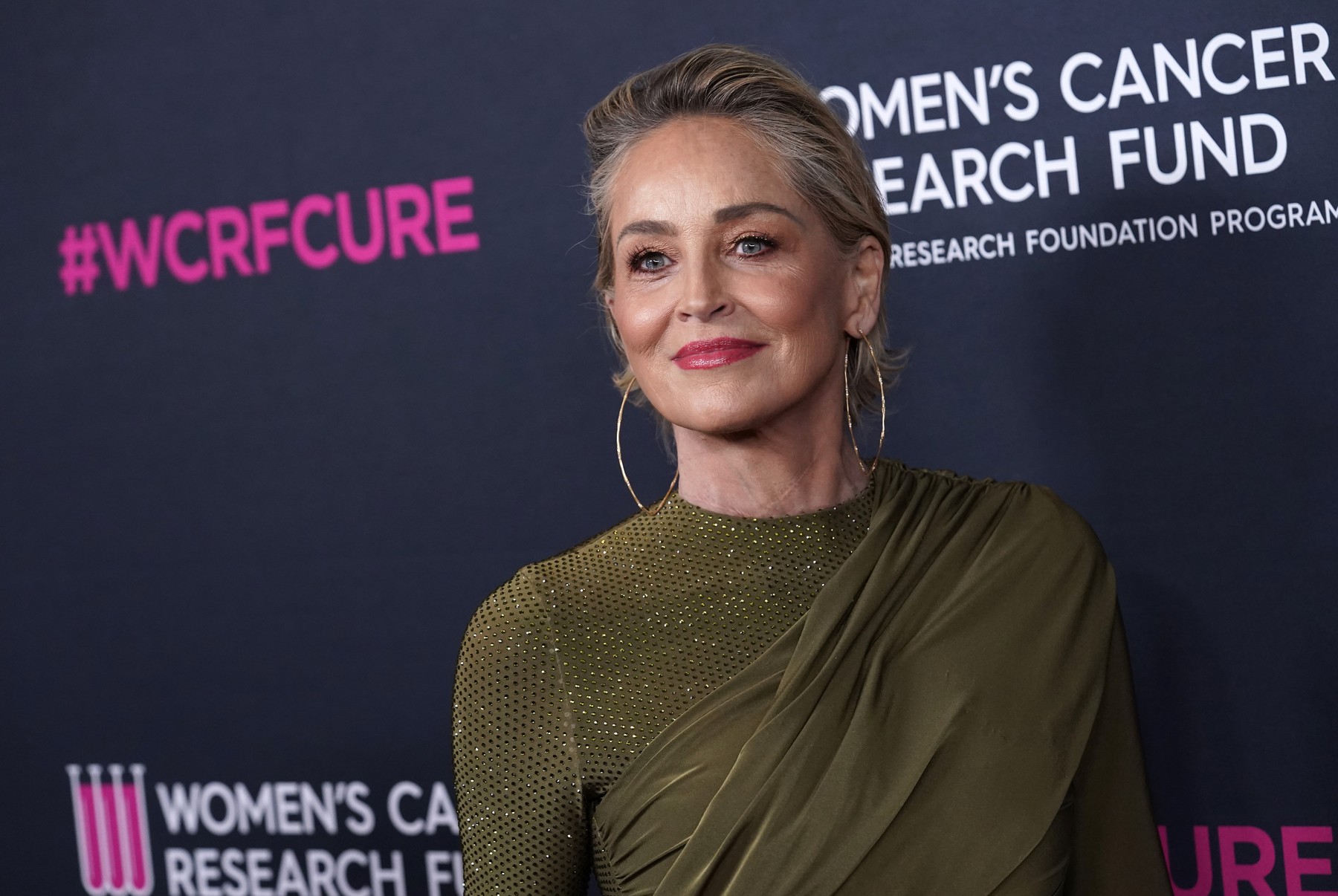 Sharon Stone megtanulta összezárni a lábait, de most a cicije esett ki a ruhájából: óriásit villantott a filmsztár