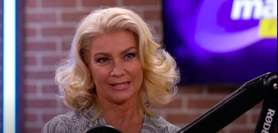 A TV2 szexi időjósának kerek fenekét csak egy szűk bugyi takarta, Barta Sylvia 54 évesen is vadítóan néz ki