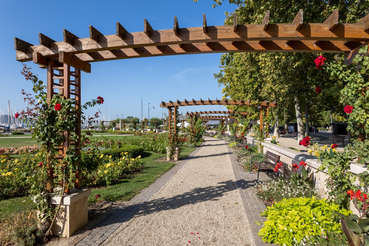 Teljesen szétbombázták a balatoni látványosságot, romokban áll Balatonfüred ikonikus épülete