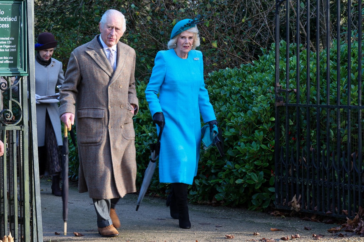 Kamilla királyné végre beszámolt III. Károly állapotáról, az aggódó feleséget egy nap alatt háromszor is lencsevégre kapták a férjét ellátó kórháznál