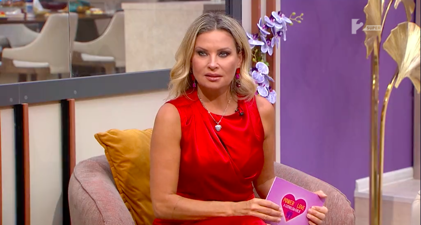 Apró fürdőruhában került elő a Jóban Rosszban 45 éves sztárja, Szorcsik Viki mellei csábítóan meredtek a kamerába