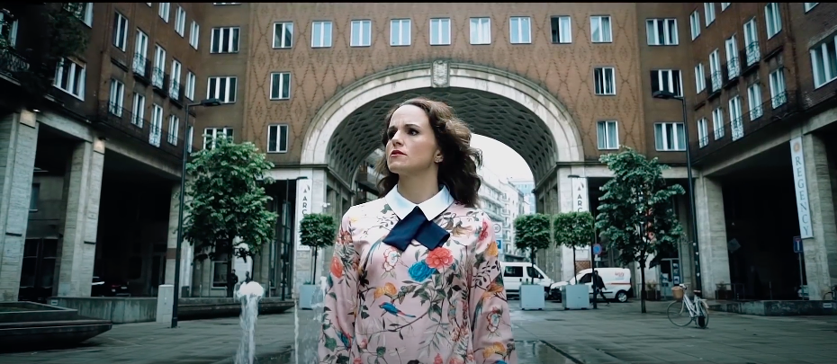 Átlátszó ruhában dudorodnak Kollányi Zsuzsi mellei, három gyerek után is bombázó az énekesnő