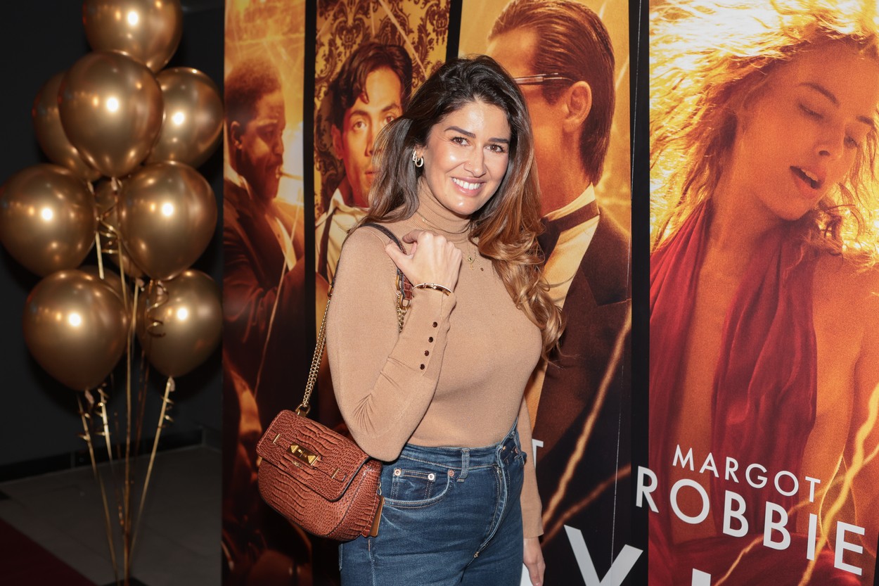 Singh Viki irigy kutyákról énekel, aztán meg is mutatja hol a helye a kritikusainak: most pedig brutáldögös testét teljesen beletolja a kamerába