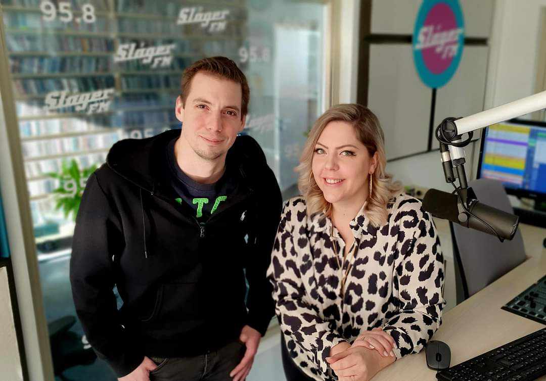 Népszerű műsorvezetővel robbant bombát a Sláger FM, rengetegen hallgatják az újonnan szerződtetett munkatársat, ámulnak a friss bőrbe húzott hírperceken