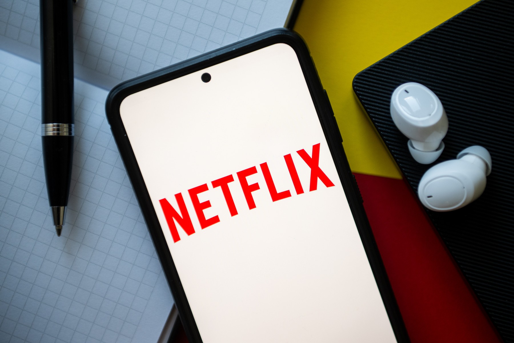 Netflixen ezerrel pörög ez a film, Budapest utcáin ámul a világ és még csak nem is tudnak róla