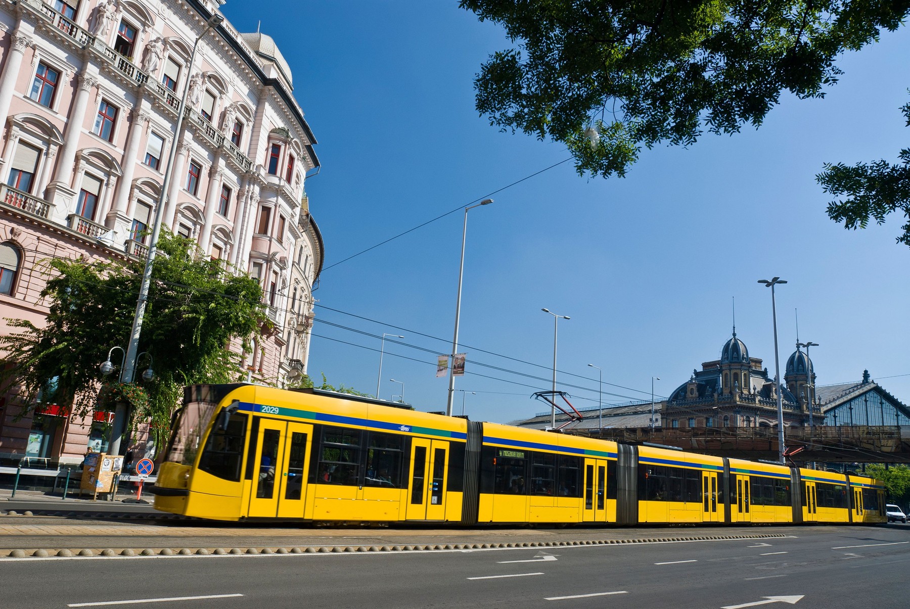 Óriási megmagyarázhatatlan vértócsa miatt aggódnak Budapest egyik elit negyedében, senki nem tud semmit pedig valami szörnyűség történhetett