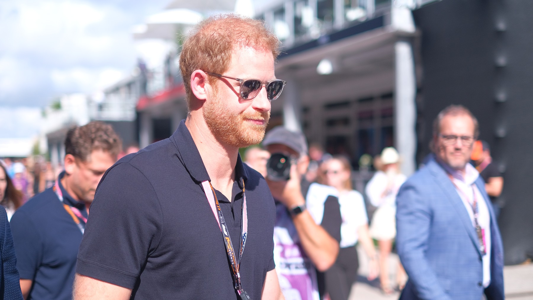 Harry herceg rendkívüli döntést hozott III. Károly betegségének hírére
