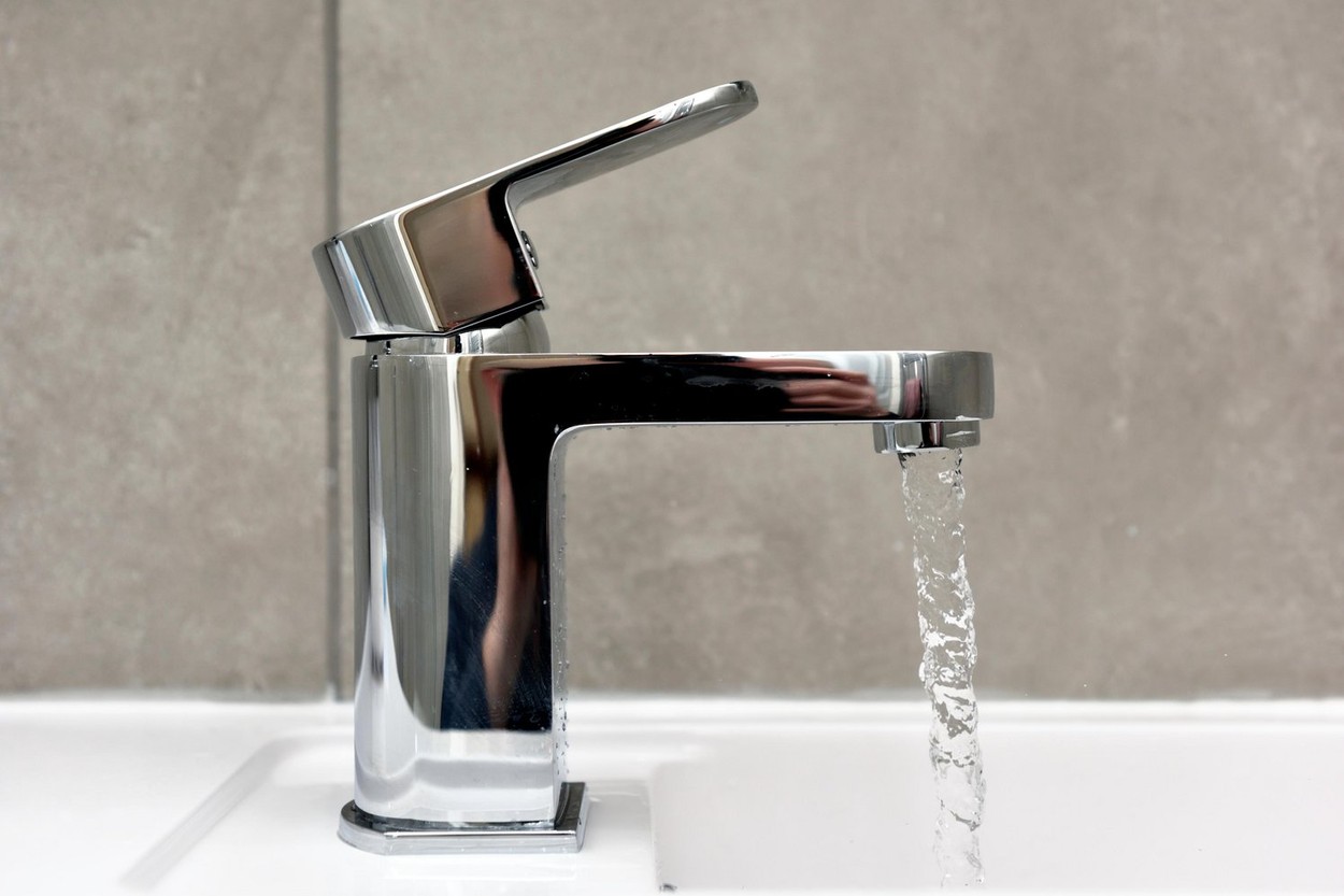 Véletlenül se igyál a csapvízből ezekben a magyar városokban, már kis mennyiség is súlyos betegségeket okozhat